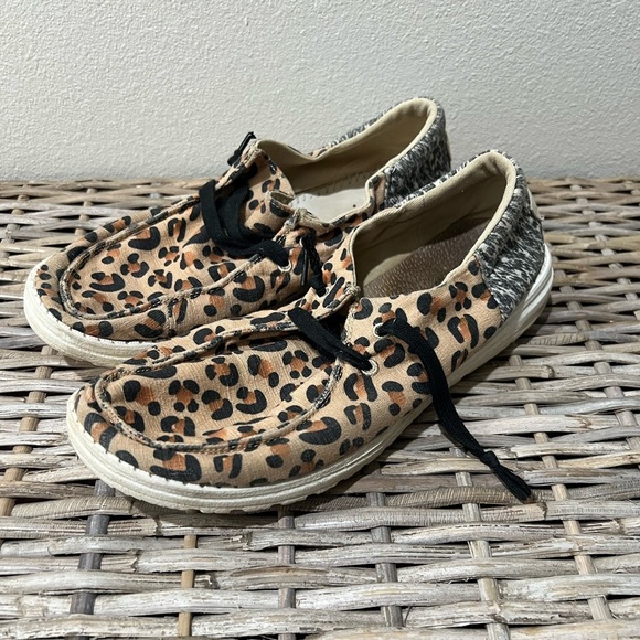 Hey Dude Wendy Funk Cheetah size 8, GUC, slip-on, casual, popular - Picture 2 of 7